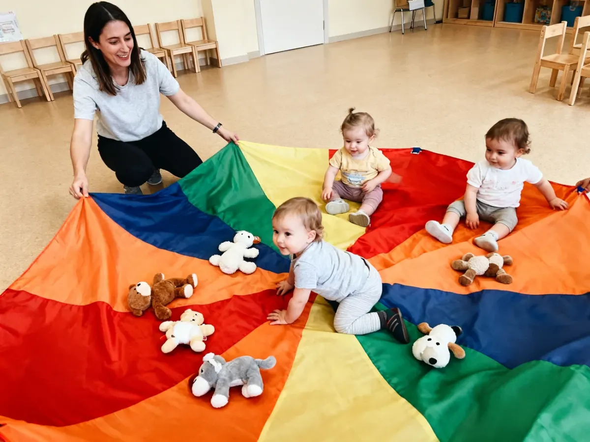 Bezpiecznie prowadzona zabawa z chustą animacyjną pod opieką dorosłego